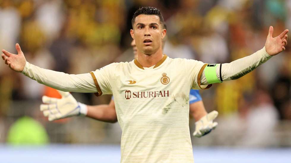 Ronaldo voltou a ficar em branco num encontro em que viu um amarelo por agarrar um adversário pelo pescoço e viu um golo anulado por fora de jogo