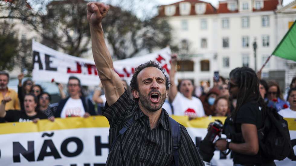 O líder do sindicato STOP, André Pestana, grita palavras de ordem no início de um acampamento de professores durante o qual serão promovidas vigílias e irão participar noutras iniciativas como a manifestação nacional do 25 de Abril, como forma de luta contra “a intransigência da tutela em não devolver os mais de seis anos e seis meses de tempo de serviço congelado, não acabar com os estrangulamentos de acesso aos 5º e 7.º escalões nem com o fim das quotas nas avaliações”, no Rossio, em Lisboa, 24 de abril de 2023. JOSÉ SENA GOULÃO/LUSA