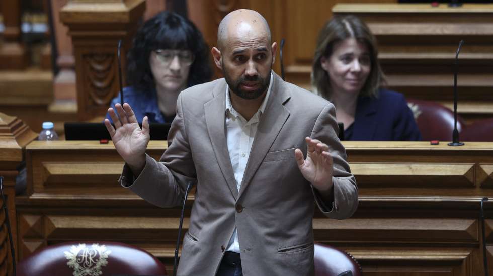 O lider parlamentar do Bloco de Esquerda (BE), Pedro Filipe Soares, intervém durante a sessão plenária, requerida pelo Partido Social Democrata (PSD) sobre saúde, na Assembleia da República, em Lisboa, 06 de julho 2023. ANTÓNIO COTRIM/LUSA