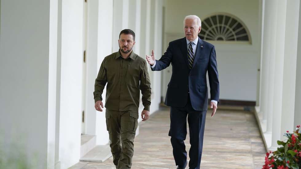 epa10875600 Ukrainian President Volodymyr Zelensky (L) walks down the White House colonnade towards the Oval Office with US President Joe Biden during a visit to the White House in Washington, DC, USA, 21 September 2023. Zelensky is in Washington meeting with members of Congress at the US Capitol, the Pentagon and US President Biden at the White House to make a case for further military aid.  EPA/Evan Vucci / POOL