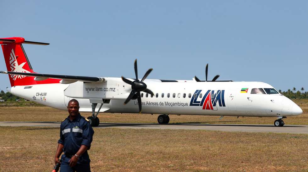 Avião das Linhas Aéreas de Moçambique (LAM), que passa a ligar Joanesburgo, na África do Sul, a Vilanculo, na província de Inhambane, um dos principais pontos turísticos de Moçambique, no Aeroporto de Inhambane, Moçambique, 29 de setembro de 2023. De acordo com informação comercial divulgada pela transportadora aérea, o primeiro desses voos diretos acontece já neste dia, operando a companhia ainda ligações às quartas-feiras e aos domingos. LUÍSA NHANTUMBO/LUSA