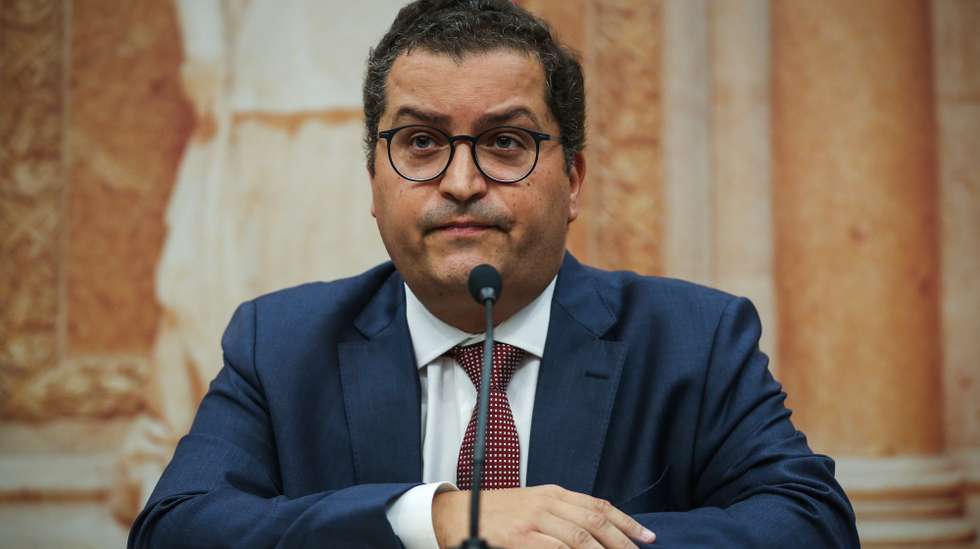 O presidente do grupo parlamentar do Partido Social Democrata (PSD), Joaquim Miranda Sarmento, usa da palavra durante uma conferência de imprensa sobre o "Pacote da Reforma Fiscal e Redução de Impostos" na Assembleia da República, em Lisboa, 12 de setembro de 2023. RODRIGO ANTUNES/LUSA