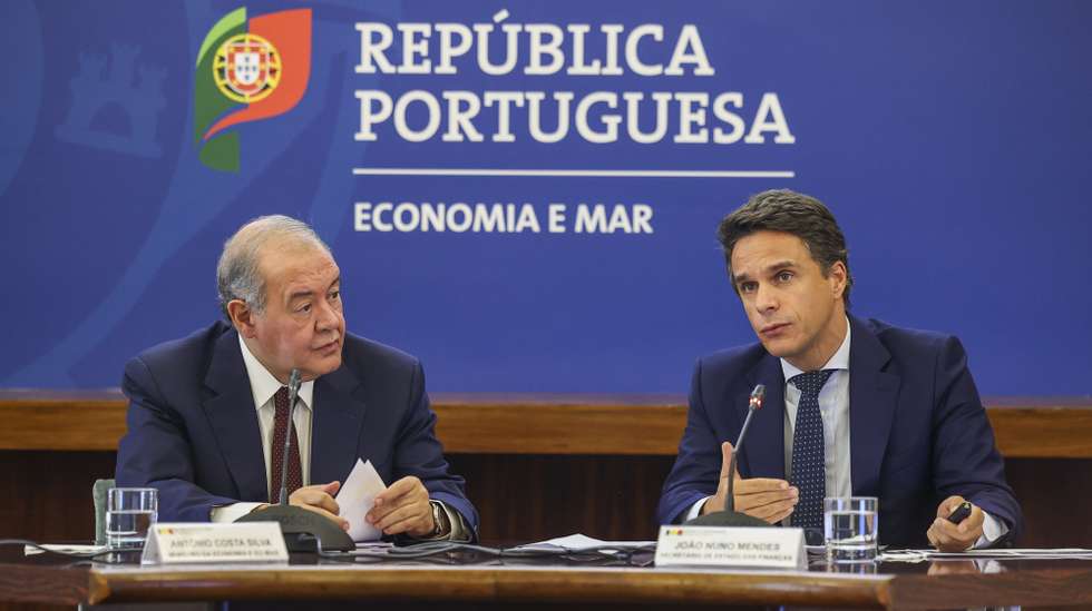 O ministro da Economia e do Mar, António Costa Silva (E), acompanhado pelo secretário de Estado das Finanças, João Nuno Mendes, durante a conferência de imprensa sobre conclusão do processo de venda da Efacec, no Ministério da Economia, em Lisboa, 01 de novembro de 2023. JOSÉ SENA GOULÃO/LUSA