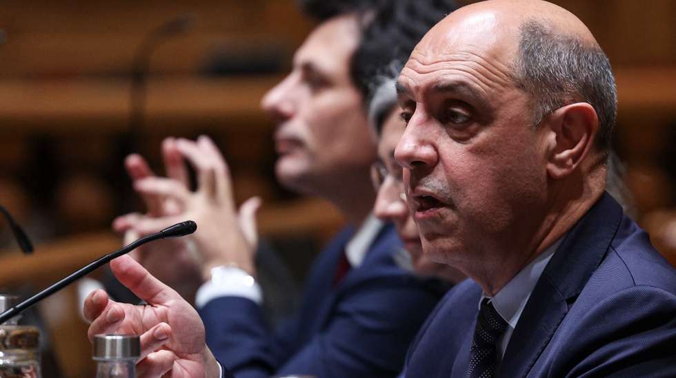 O ministro da Saúde, Manuel Pizarro intervém na Comissão de Orçamento e Finanças conjunta com a Comissão de Saúde de apreciação na especialidade do Orçamento do Estado (OE) 2024, na Assembleia da República, em Lisboa, 07 de novembro de 2023. MIGUEL A. LOPES/LUSA