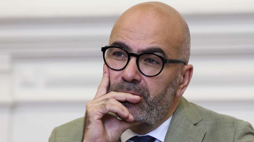 O vice-presidente da Câmara de Cascais, Miguel Pinto Luz, durante a apresentação da 1.ª etapa da Volta a Espanha, no Pavilhão Carlos Lopes, em Lisboa, 25 de outubro de 2023. A 1.ª etapa da Volta a Espanha irá decorrer a 17 de agosto 2024, entre a Torre de Belém e a Praia da Torre, em Oeiras. JOSÉ SENA GOULÃO/LUSA