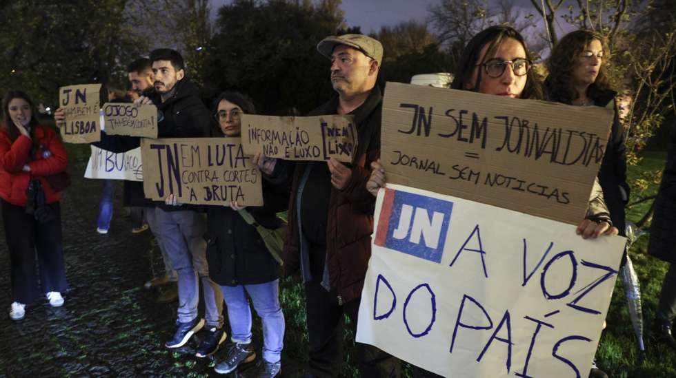 Trabalhadores do Jornal de Notícias (JN) manifestam-se junto à na Fundação Calouste Gulbenkian onde decorre a cerimónia do lançamento do livro &quot;Portugal Amordaçado&quot;, de Mário Soares, Lisboa, 7 de dezembro de 2023. MIGUEL A. LOPES/LUSA