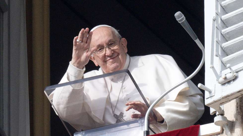 epa11050316 A handout photo made available by the Vatican Media shows Pope Francis waving during the last Angelus prayer of the year from the window of the Apostolic Palace overlooking Saint Peter's Square at the Vatican City, 31 December 2023.  EPA/VATICAN MEDIA HANDOUT   HANDOUT EDITORIAL USE ONLY/NO SALES HANDOUT EDITORIAL USE ONLY/NO SALES