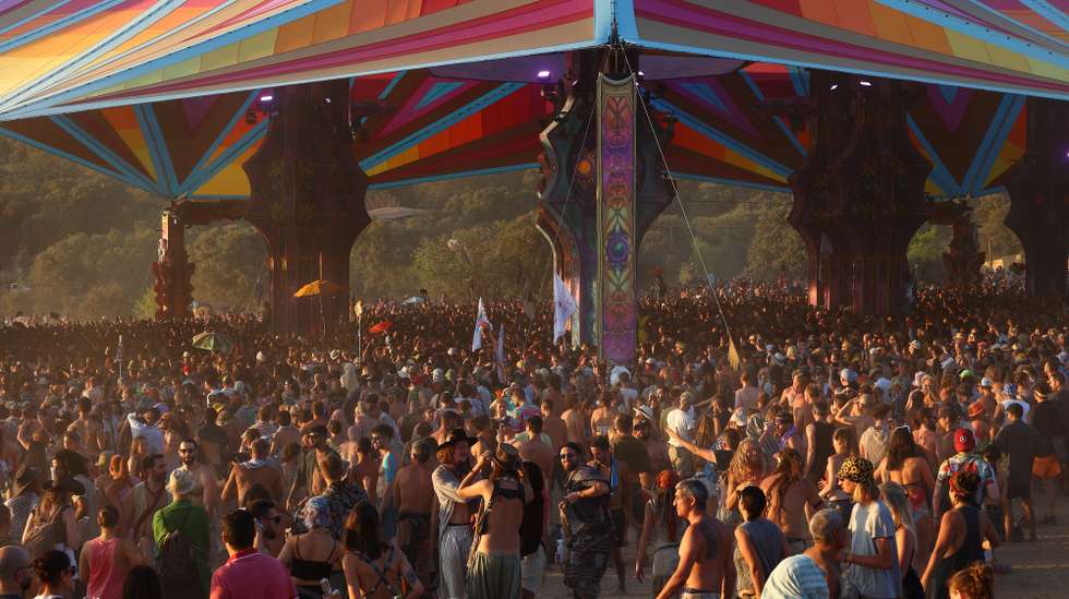 Visitantes no Boom Festival, em Idanha-a-Nova, conta com 21 palcos oficiais, 544 artistas, 181 facilitadores, 69 assistentes e 100 terapeutas, para um público de 41 mil pessoas de 177 nacionalidades, segundo a organização, 23 de julho de2022. PEDRO REIS MARTINS/LUSA.