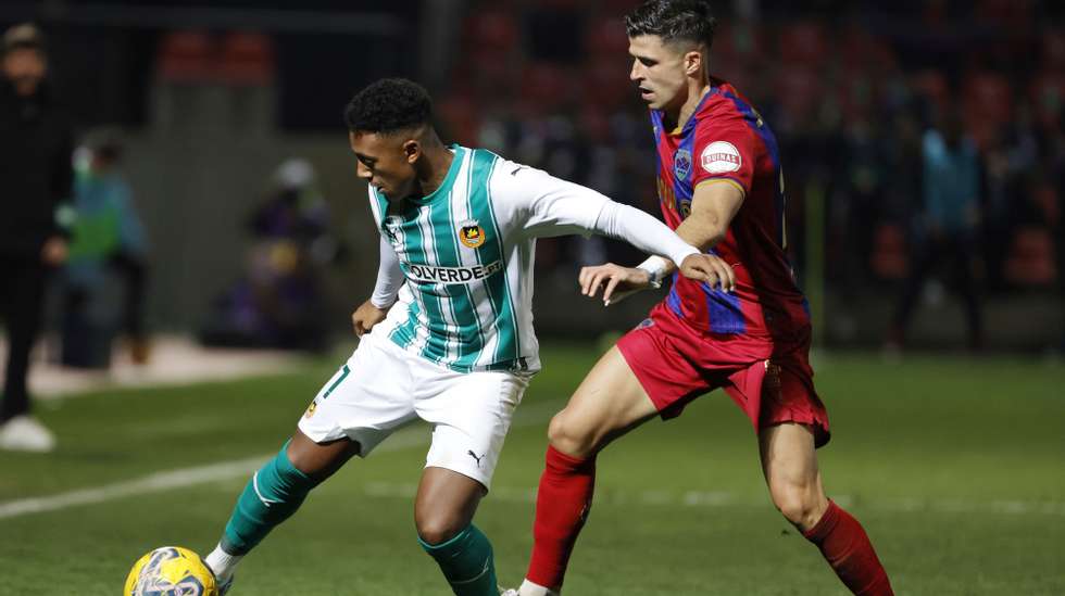 O jogador do Desportivo de Chaves, Hector (D), disputa a bola com o jogador do Rio Ave, Fábio Ronaldo, durante o jogo da 18.ª jornada da Primeira Liga de Futebol, realizado no Estádio Municipal Eng. Manuel Branco Teixeira, em Chaves, 21 de janeiro de 2024. PEDRO SARMENTO COSTA/LUSA