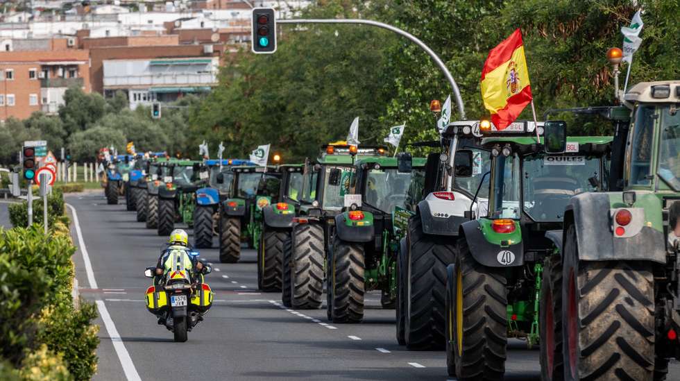 epa10727324 Farmers from various regions of Spain with their tractors take part in a farmers' protest in Madrid, Spain, 05 July 2023. Spanish farmers staged a protest called by the 'Farmers Unions' association against the rise of costs and demand the central government's assistance to confront the drought and the rise of costs.  EPA/Javier Lizon