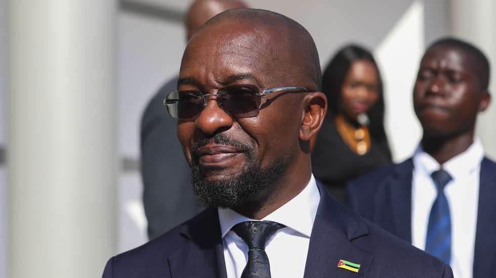 O ministro da Defesa de Moçambique, Cristóvão Chume, no Clube Militar em Maputo, Moçambique, 18 de dezembro de 2023. LUÍSA NHANTUMBO/LUSA