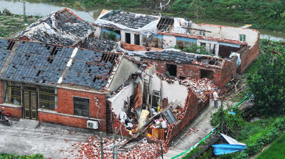 epaselect epa10799929 Damaged houses in the aftermath of a tornado in Dafeng district, Yancheng City, Jiangsu province, China, 14 August 2023. At least two people were killed and 15 others were injured, while nearly 300 farm houses were damaged, according to state media preliminary data.  EPA/CFOTO / Fang Dongxu CHINA OUT