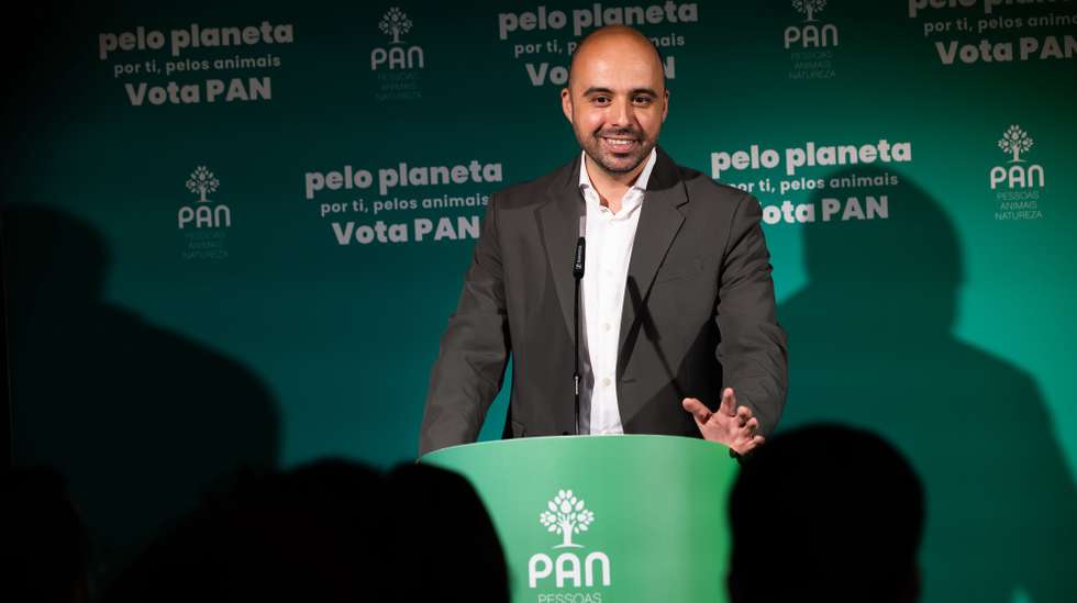 O cabeça de lista do Pessoas Animais Natureza (PAN) às eleições europeias, Pedro Fidalgo Marques, usa da palavra durante a apresentação das principais medidas do programa eleitoral e candidatos, em Lisboa, 18 de maio de 2024. JOSÉ SENA GOULÃO/LUSA