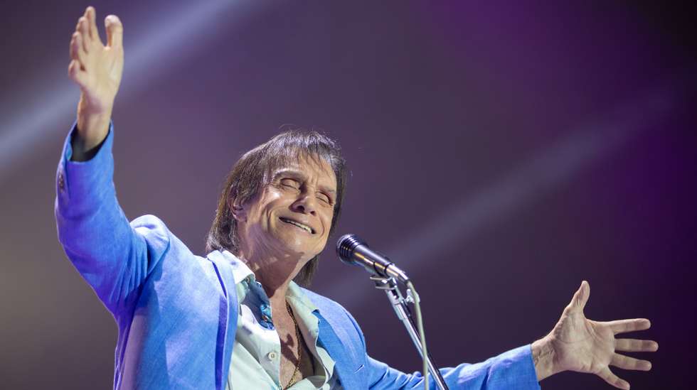 epa10776267 The Brazilian singer and songwriter Roberto Carlos performs during his concert in Rio de Janeiro, Brazil, 29 July 2023. Roberto is considered the best singer of Brazilian popular music, with 33 career albums released, with various hits in Portuguese, Spanish, Italian, English and other languages. In 2023 he received the 'United Earth Amazonia' Award for all the musical work that he developed in a partnership with Erasmo Carlos, where he advocates for the preservation of the environment, the Amazon and the sustainability of the planet.  EPA/Andre Coelho