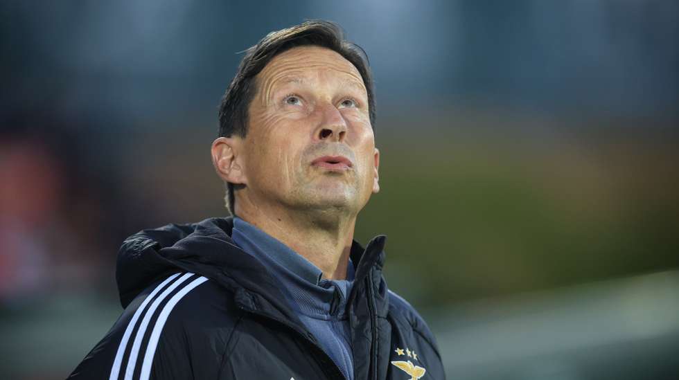 epa11348986 SL Benfica head coach Roger Schmidt reacts during the Portuguese First League soccer match between Rio Ave FC and SL Benfica at Arcos Stadium in Vila do Conde, Portugal, 17 May 2024.  EPA/JOSE COELHO