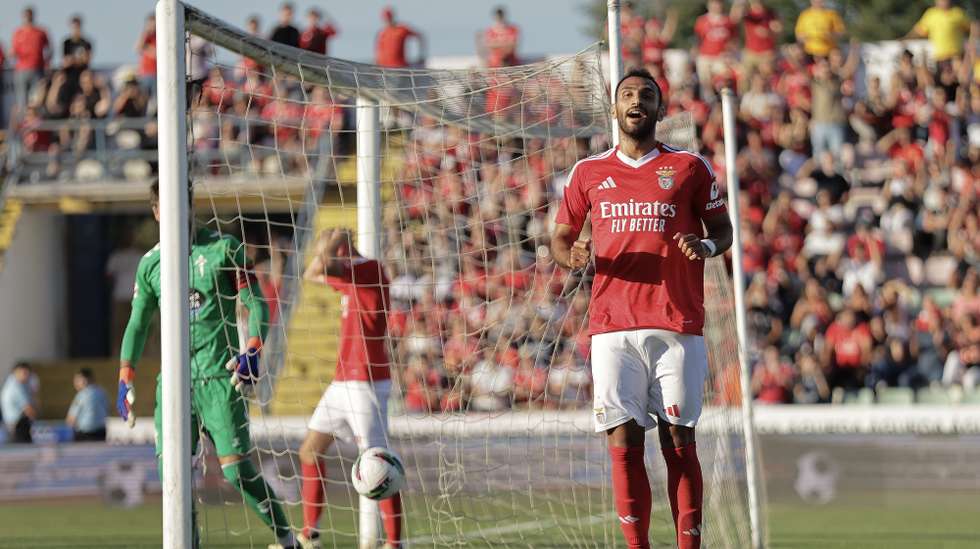 Pavlidis do Benfica durante o jogo amigável com o Celta de Vigo disputado no Estádio Municipal de Águeda, 13 de julho de 2024. MANUEL FERNANDO ARAÚJO/LUSA
