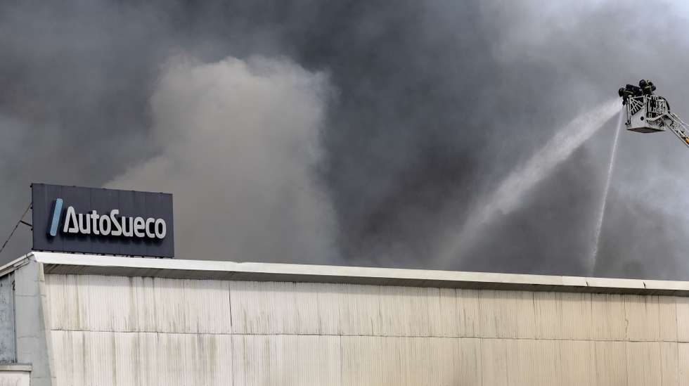 Incêndio no centro de automóveis Auto Sueco em Ramalde, na zona industrial do Porto, 29 de julho de 2024. Fonte do Comando Distrital de Operações de Socorro de Porto avançou que o alerta para este incêndio, que está a acontecer num "armazém com produtos inflamáveis", foi dado pelas 13h40. O incêndio mobiliza quase 80 operacionais. JOSÉ COELHO/LUSA