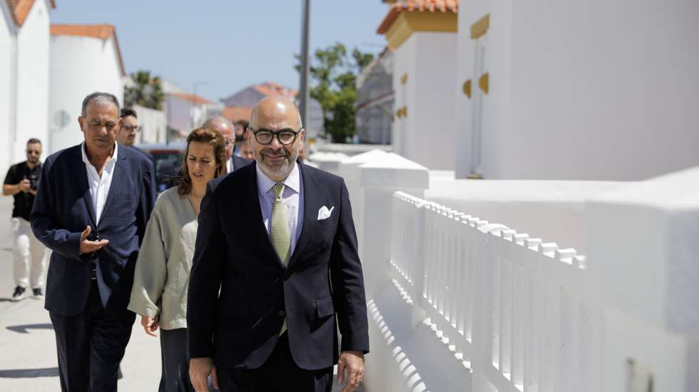 O ministro das Infraestruturas e Habitação, Miguel Pinto Luz (D), acompanhado pelo presidente da Câmara Municipal do Entroncamento, Jorge Faria (E), pela secretária de Estado das Infraestruturas e Habitação, Patrícia Gonçalves Costa (C), preside à cerimónia de entrega de novas habitações atribuídas por sorteio em arrendamento acessível, financiadas pelo Plano de Recuperação e Resiliência (PRR), no Entroncamento, 01 de agosto de 2024. PAULO CUNHA/LUSA