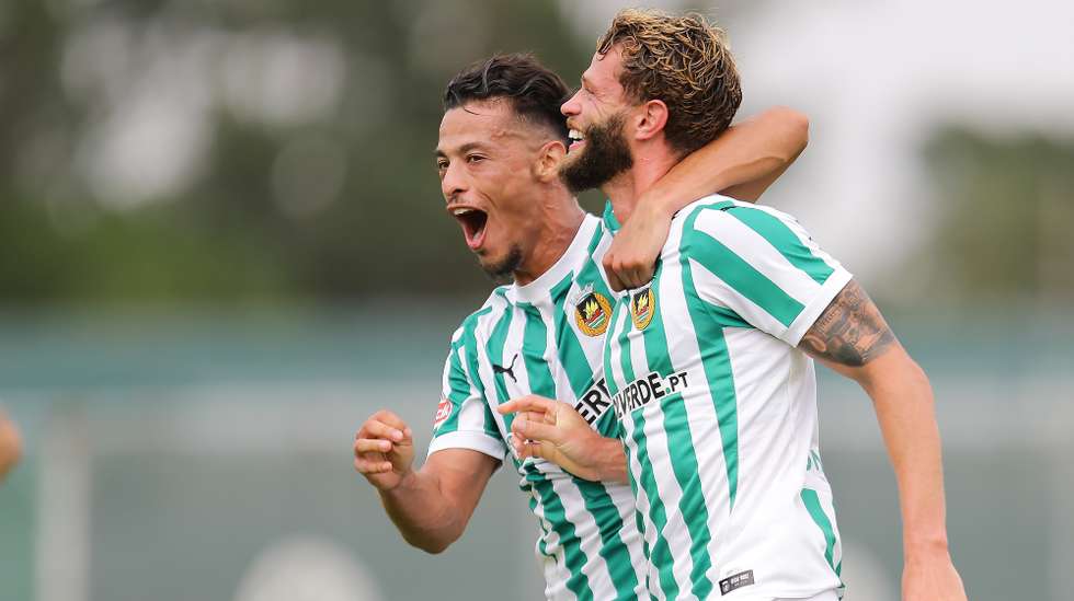 O jogador do Rio Ave, Patrick William (D), festeja após marcar um golo contra o Farense durante o jogo da 2ª jornada da I Liga de futebol, realizado no Estádio do Rio Ave, 17 de agosto de 2024. MANUEL FERNANDO ARAÚJO/LUSA