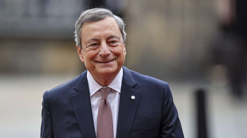 epa10226827 Italian Prime Minister Mario Draghi arrives during the Meeting of the European Political Community in Prague, Czech Republic, 06 October 2022. The first meeting of the European Political Community brings together leaders from across the continent including non EU members countries with the aims to foster political dialogue and cooperation and to strengthen the continent's security, stability and prosperity, a statement by the European Council reads.  EPA/MARTIN DIVISEK