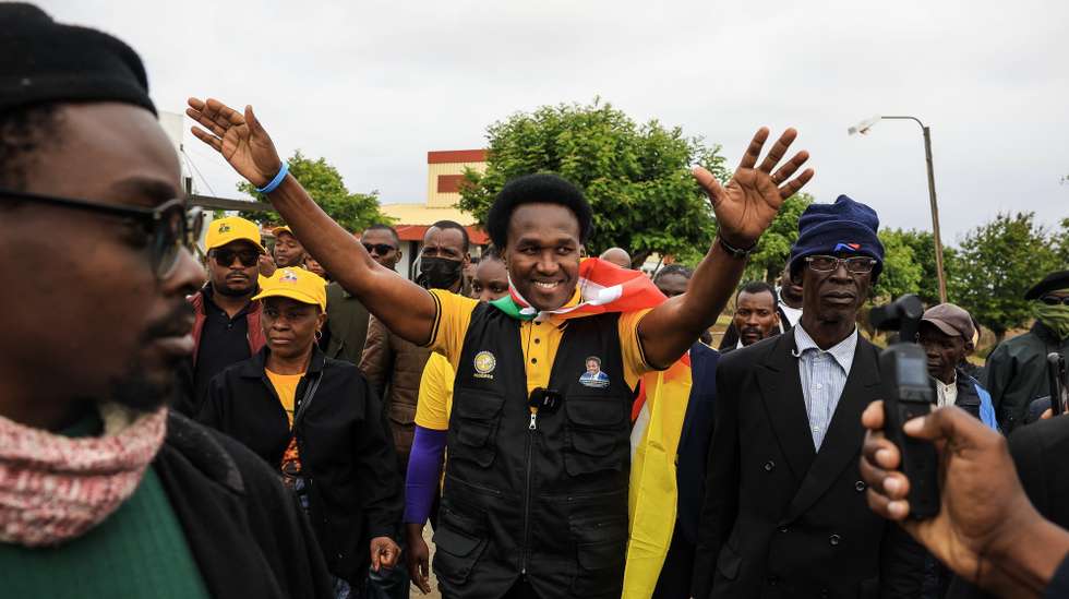 epa11638283 Presidential candidate Venancio Mondlane (C), supported by the People's Democratic Party of Mozambique (PODEMOS), attends a campaign event in Chimoio, Mozambique, 02 October 2024. Mozambique is holding its seventh presidential elections on 09 October, in which the current head of state, Filipe Nyusi, who has reached the constitutional limit of two terms, is no longer running, at the same time as the seventh legislative elections and the fourth elections for provincial assemblies and governors.  EPA/JOSE COELHO