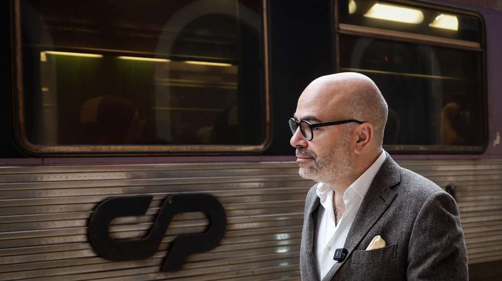 O ministro das Infraestruturas e Habitação, Miguel Pinto Luz, após levantar o Passe Ferroviário Verde na bilheteira da CP e de partida, num comboio Intercidades, entre as estações de Santa Apolónia e Santarém, para assinalar o primeiro dia de entrada em vigor do novo título de transporte, em Lisboa, 21 de outubro de 2024. ANTÓNIO PEDRO SANTOS/LUSA