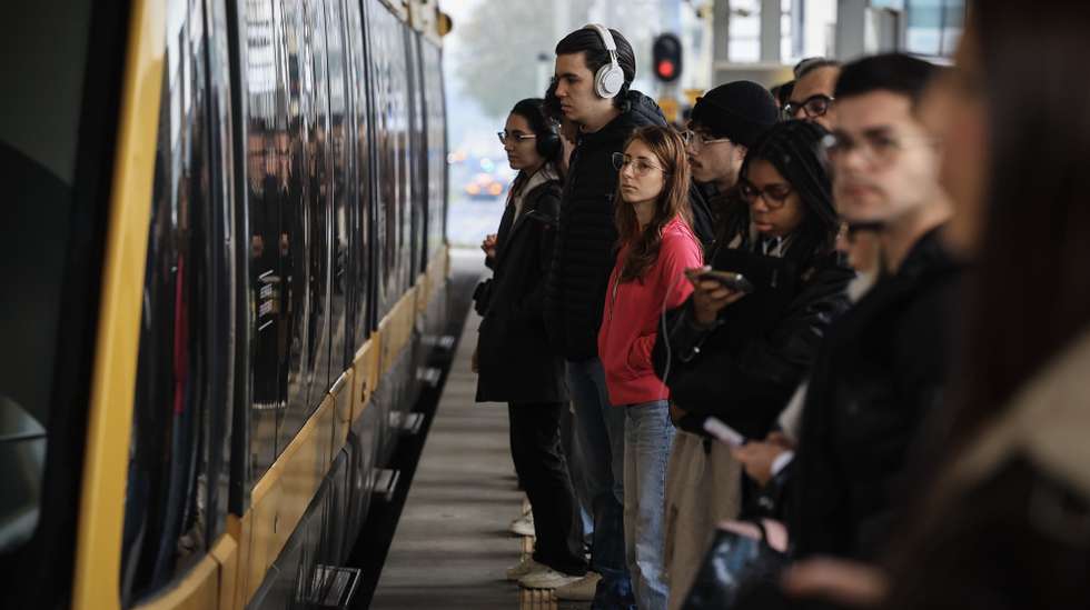 Passageiros aguardam pela chegada do Metro em dia de Greve geral dos maquinistas do Metro do Porto, Vila Nova de Gaia, 06 de dezembro de 2024. O Sindicato Nacional dos Maquinistas dos Caminhos de Ferro Portugueses avançou para a greve face à ausência de clarificação do Governo sobre a relação entre sinistralidade ferroviária e taxa de álcool destes trabalhadores, sugerida pelo ministro Leitão Amaro. JOSÉ COELHO/LUSA