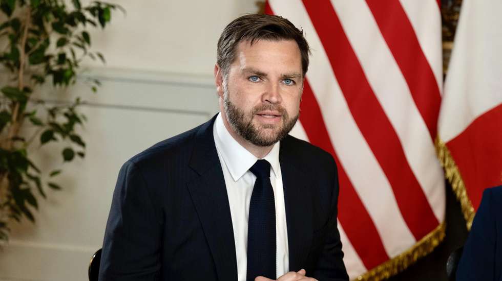 epa12113815 A handout picture made available by the Chigi Palace Press Office shows US Vice President JD Vance speaking during his meeting with Italy's prime minister and the European Commission president at Chigi Palace in Rome, Italy, 18 May 2025.  EPA/FILIPPO ATTILI / CHIGI PALACE PRESS OFFICE / HANDOUT HANDOUT EDITORIAL USE ONLY/NO SALES