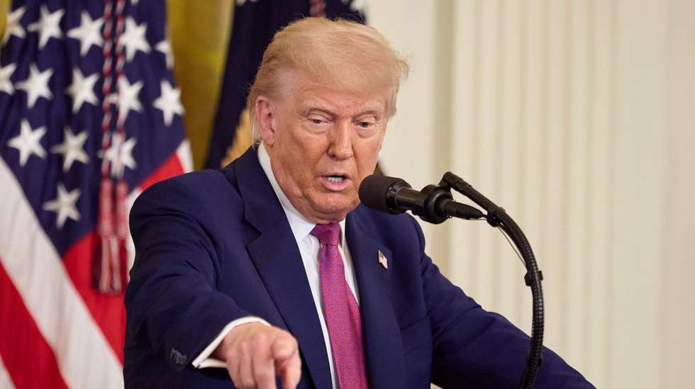 epa12171972 US President Donald Trump speaks before signing resolutions that block California's rule phasing out gas-powered cars and ending the sale of new ones by 2035, in the East Room of the White House in Washington, DC, USA, 12 June 2025.  EPA/ALLISON DINNER