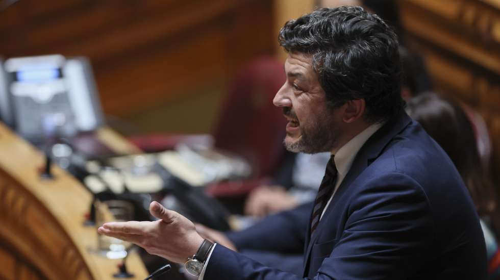 O deputado do Partido Socialista (PS), Pedro Delgado Alves, intervém durante o debate anual com participação do Governo, sobre a participação de Portugal na Cooperação Estruturada Permanente na Assembleia da República, Lisboa, 10 de julho de 2025. MANUEL DE ALMEIDA/LUSA