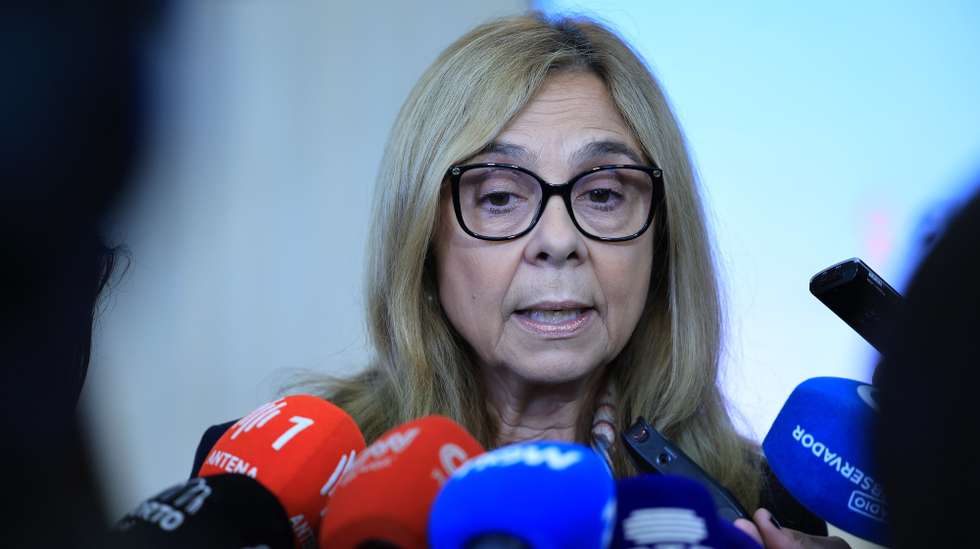 A Ministra da Saúde, Ana Paula Martins, fala à comunicação social durante a visita às instalações da empresa Sword Health, no Porto, 03 de Novembro de 2025. ESTELA SILVA/LUSA
