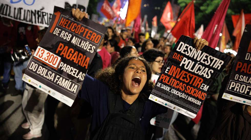 epa12496545 A woman shouts slogans during a demonstration against the police operation in Rio de Janeiro and in protest against Governor Cláudio Castro in São Paulo, Brazil, 31 October 2025. The demonstration followed a police raid in Rio de Janeiro that left more than 60 people dead, sparking nationwide outrage and calls for Governor Castro’s resignation.  EPA/Isaac Fontana