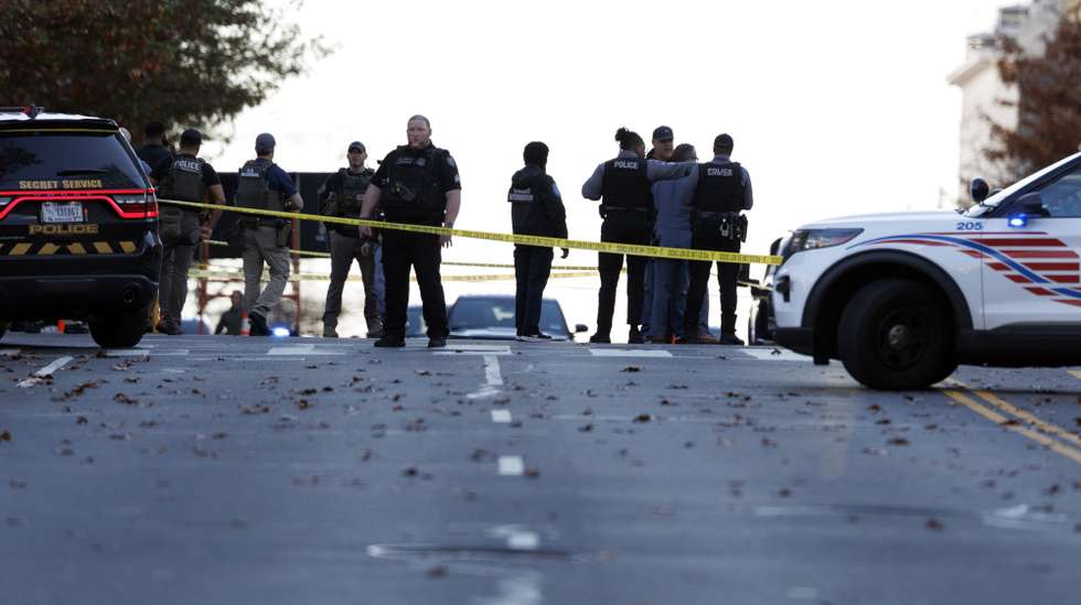 epaselect epa12551321 Law enforcement officials stand close to the scene where two West Virginia National Guard members were shot in Washington, DC, USA, 26 November 2025. Governor Patrick Morrisey of West Virginia stated that two members of the National Guard who were shot near the White House in Washington, DC, have died from their injuries.  EPA/WILL OLIVER