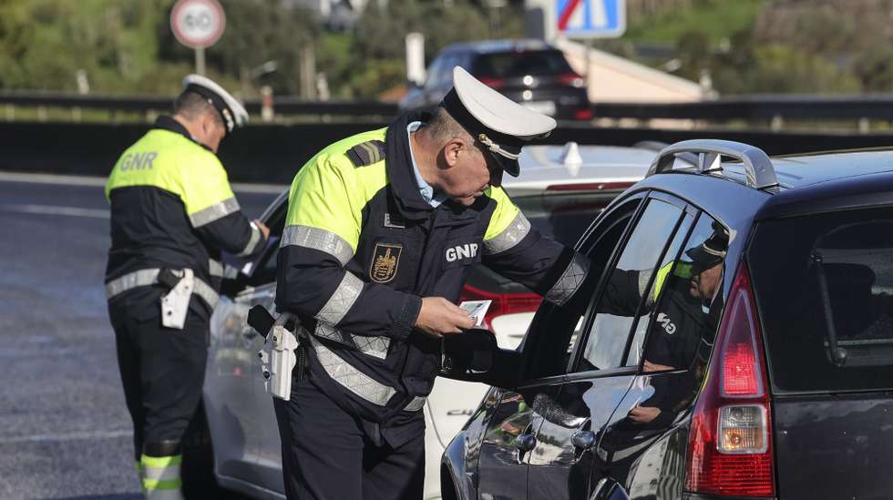 Mmilitares da Guarda Nacional Republicana (GNR) durante uma operação de fiscalização rodoviária, na Praça das Portagens da AE A1, em Alverca, Vila Franca de Xira, 23 de dezembro de 2025. MANUEL DE ALMEIDA/LUSA