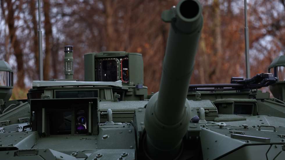 epa12536008 Details of the Leopard 2A8 main battle tank at the rollout event in Munich, Germany, 19 November 2024. The German Armed Forces has ordered a total of 123 Leopard 2 A8 tanks for its armored forces. No Leopard 2 battle tanks have been produced for the armed forces since 1992.  EPA/ANNA SZILAGYI