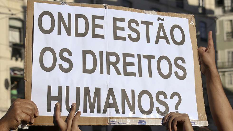 Participantes exibem um cartaz com as palavras "Onde Estão os Direitos Humanos?" durante a concentração de imigrantes junto ao Centro Comercial da Mouraria, em Lisboa, para pedirem a legalização em Portugal, 13 de novembro de 2016. Os imigrantes exigem uma alteração da Lei de Imigração para resolver o problema de cerca de 30 mil estrangeiros que vivem em Portugal, mas sem autorização de residência, apesar de trabalharem no país, fazerem descontos para a Segurança Social e pagarem impostos. ANTÓNIO COTRIM/LUSA