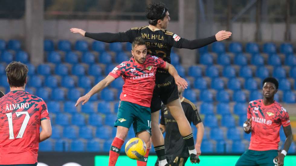Larrazabal (C-D) do Casa Pia disputa um lance com Alan do Moreirense durante o jogo da I Liga de Futebol disputado no Estádio Municipal de Rio Maior, 01 março de 2026. CARLOS BARROSO/LUSA