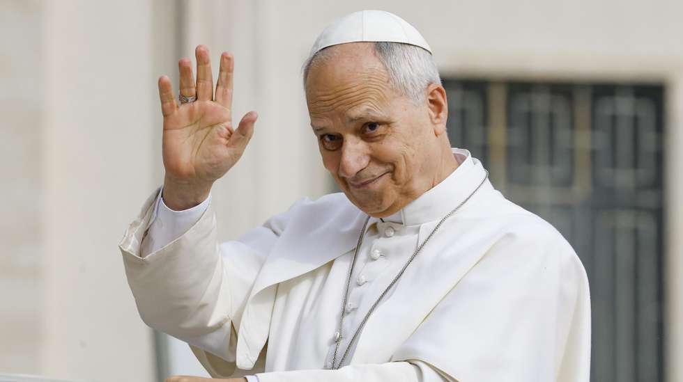 epaselect epa12793720 Pope Leo XIV waves during his weekly General Audience in Saint Peter's Square, Vatican City, 04 March 2026.  EPA/FABIO FRUSTACI