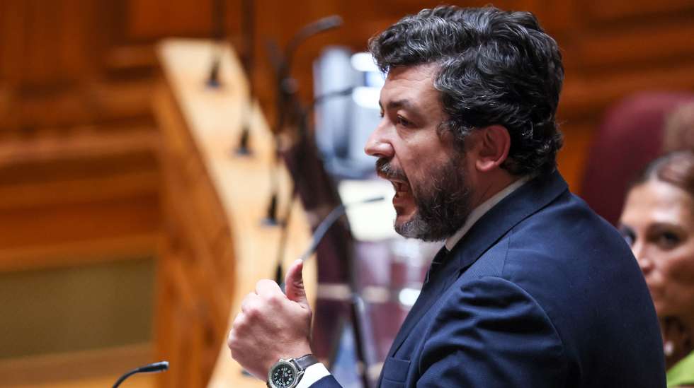 O deputado do Partido Socialista (PS), Pedro Delgado Alves, durante a sessão plenária para discussão para, entre outros assuntos, a reapreciação do Decreto da Assembleia da República n.º 6/XVII - Altera a Lei n.º 23/2007, de 4 de julho, que aprova o regime jurídico de entrada, permanência, saída e afastamento de estrangeiros do território nacional, na Assembleia da República, em Lisboa, 30 de setembro de 2025. MANUEL DE ALMEIDA/LUSA