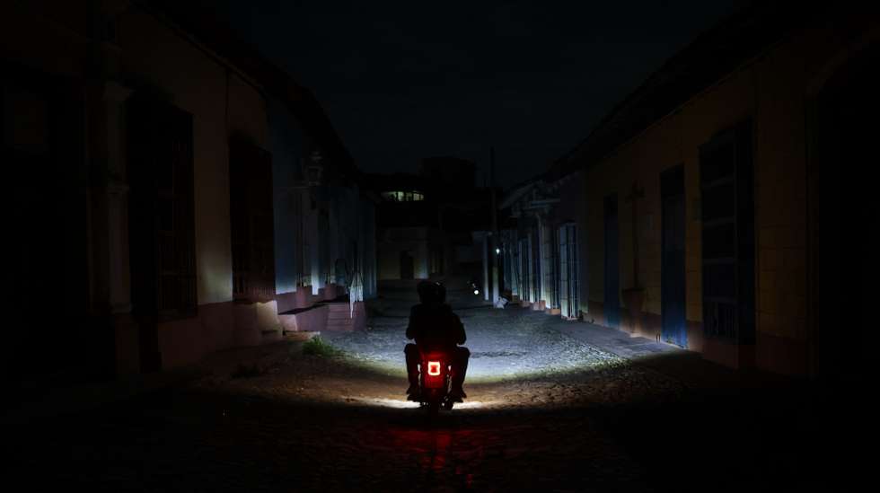 26-30 Um motociclista circula à noite por uma rua de Trinidad, Cuba, 03 de abril de 2026. As ruas de Havana, outrora repletas de turistas, são hoje o espelho do embargo petrolífero norte-americano a Cuba. O trânsito é inexistente em várias zonas, à noite quase não se vê luz. O lixo acumula-se, enquanto os medicamentos rareiam. (ACOMPANHA TEXTO DE 18 DE ABRIL DE 2026). ANTÓNIO PEDRO SANTOS/LUSA
