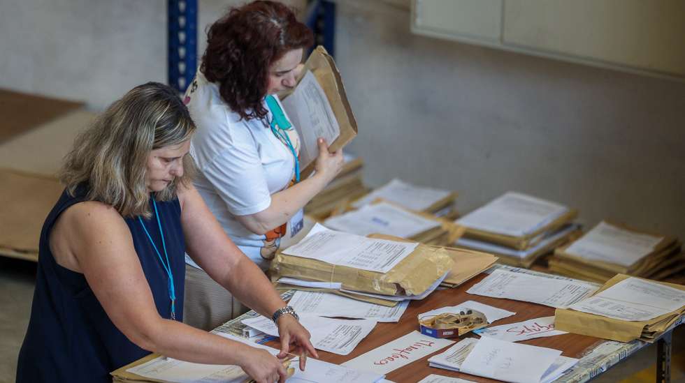 Funcionárias organizam exames no local onde são guardados os exames, digitalizados e distribuídos, em Sintra, 06 de julho de 2026. O ministro da Educação, Ciência e Inovação, Fernando Alexandre, e o secretário de Estado Adjunto e da Educação, Alexandre Homem Cristo, visitaram hoje as instalações. TIAGO PETINGA/LUSA
