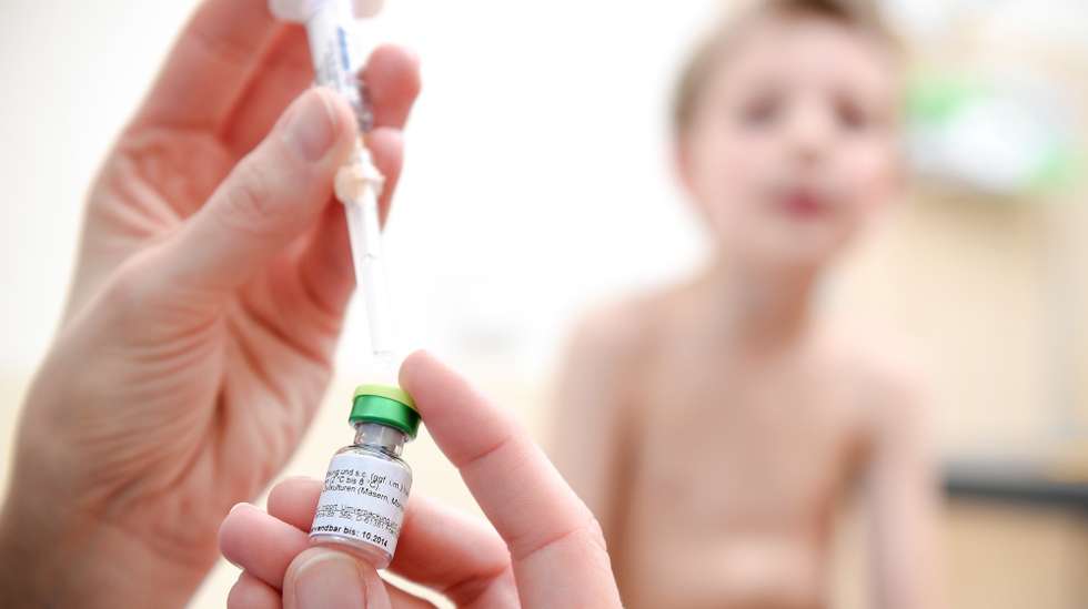 epa07512137 A pediatrician shows a measles vaccine in a hospital in Schwelm, Germany, 17 April 2019. With 112,000 cases worldwide in the first three months of this year, the number of measles cases has increased fourfold compared to the previous year. In Europe, the number of cases of measles in 2018 was the highest in ten years. The highly dangerous viral disease is spreading more and more. The federal state of Brandenburg is the first German region to introduce compulsory vaccination for children, as concerns about the increase in measles infections are growing. All children attending kindergartens in the state will be required to be vaccinated against measles as part of new measures.  EPA/SASCHA STEINBACH