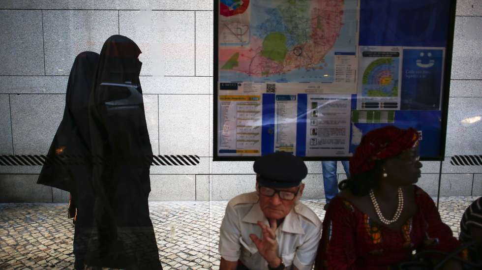 Membros do Partido Nacional Renovador (PNR) manifestam-se no centro de Lisboa, vestidos com burcas, como forma de contestação contra a "invasão" de refugiados, numa ação de campanha eleitoral para as eleições legislativas que se realizam no dia 4 de outubro, em Lisboa, 30 de setembro de 2015. PEDRO NUNES/LUSA