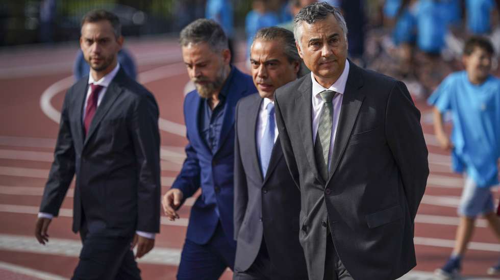 O ministro da Educação, Ciência e Inovação, Fernando Alexandre (D), acompanhado pelo presidente da Câmara Municipal de Guimarães, Ricardo Araújo (2-D), durante a visita na inauguração da reabilitação e ampliação do Pavilhão Gimnodesportivo e do Campo de Jogos da Escola Básica do Vale de São Torcato, Guimarães, 25 de setembro de 2026. HUGO DELGADO/LUSA