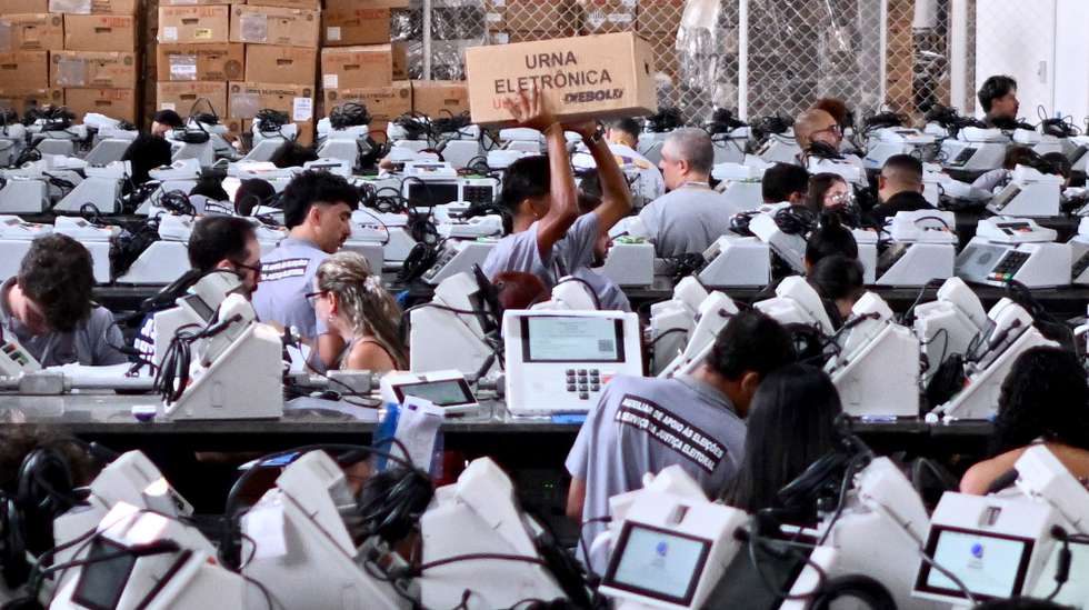 epa13258010 Electoral Justice officials and staff from the Regional Electoral Court of Brasília prepare electronic voting machines at the Electoral Justice Operations Center in Brasília, Brazil, 23 September 2026. Brazil will hold general elections on 04 October 2026, where over 150 million voters are registered to elect the president, state governors, and congressional representatives.  EPA/ANDRE BORGES