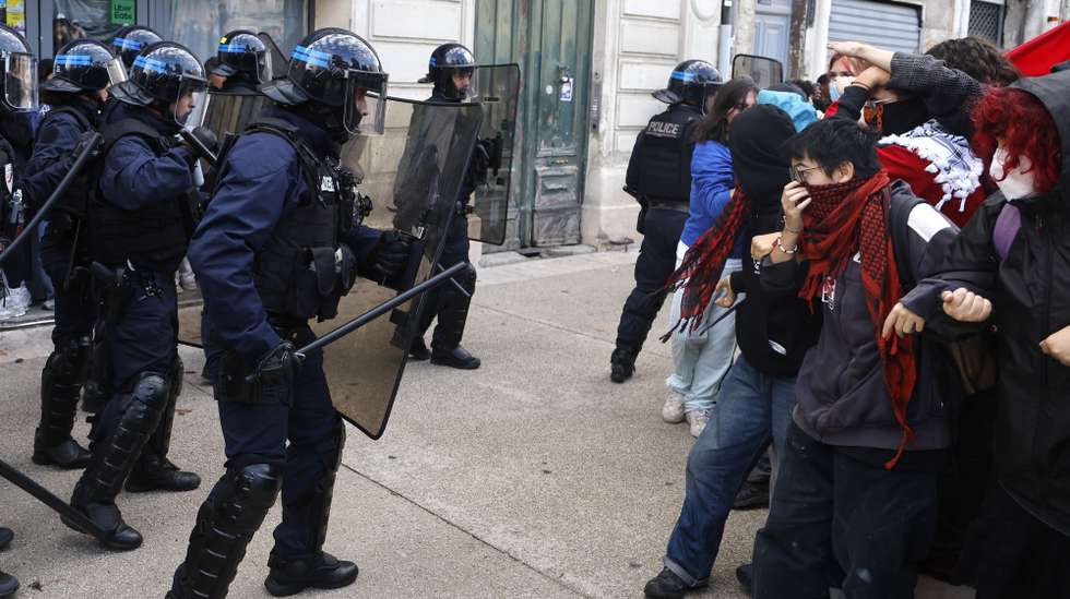 epa13276765 High school students face riot police during a protest over conditions in the education system in Montpellier, southern France, 02 October 2026.  EPA/HORCAJUELO GUILLAUME
