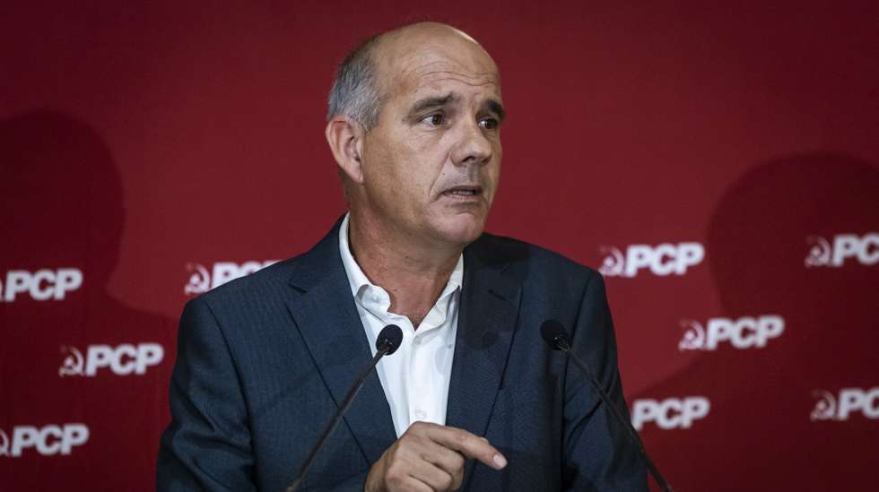 O secretário-geral do Partido Comunista Português (PCP), Paulo Raimundo, usa da palavra durante a sessão de encerramento das Jornadas Parlamentares do PCP, na Assembleia da República, em Lisboa, 02 de outubro de 2026. JOSÉ SENA GOULÃO/LUSA