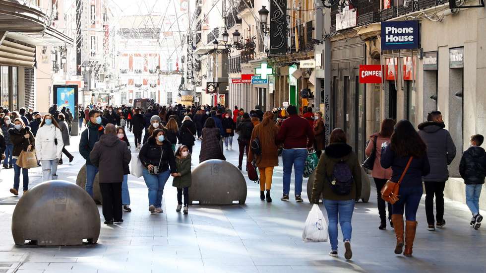Pessoas a caminhar em Madrid
