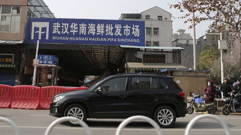 epa08143674 A view of the exterior of the closed Huanan Seafood Wholesale Market, which has been linked to cases of a new strain of Coronavirus identified as the cause of the pneumonia outbreak in Wuhan, Hubei province, China, 20 January 2020. China reported on 20 January an additional death and surge of 139 new confirmed cases of the mysterious SARS-like virus linked to the Wuhan pneumonia outbreak, bringing the total number of cases to 198 with three deaths so far.  EPA/STR CHINA OUT