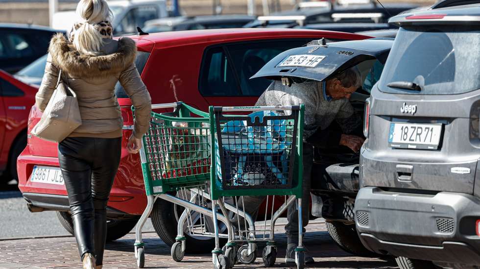 Um cliente arruma as compras no seu veículo num supermercado em Ayamonte, Espanha, 01 de fevereiro de 2023. Os preços mais atrativos continuam a levar portugueses a atravessar a fronteira para fazer compras em supermercados espanhóis, mas a diferença tem-se esbatido e é sentida apenas em alguns produtos, como os de higiene ou detergentes. (ACOMPANHA TEXTO DA LUSA DO DIA 04 DE FEVEREIRO DE 2023). LUÍS FORRA/LUSA